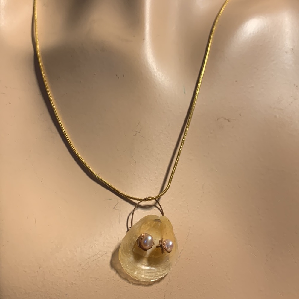 ARTIST MADE HANDMADE JINGLE SHELL PENDANT WITH 2 REAL PEARLS ON 18” 18KG…